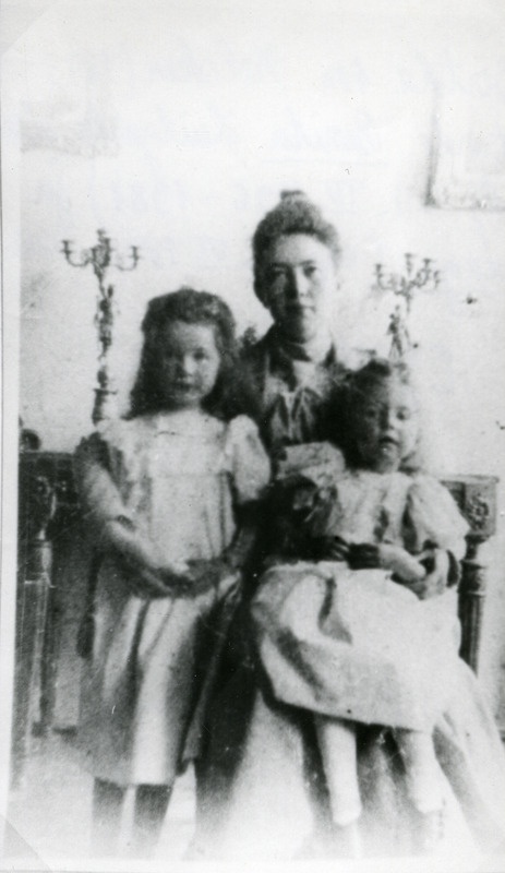 Ottilie Bertha von Nolcken tütarde Benita Luitgarde Leonide ja Ernaga. U. 1900.a.