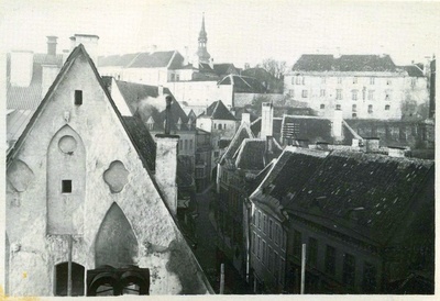 Tallinn, vaade Pikale tänavale maja katuselt, taga Toompea.  duplicate photo