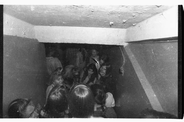 Jõhvi 1. Keskkooli rebastepidu; rebased kooli koridoris ristimist ootamas