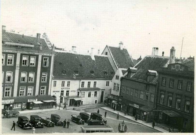 Tallinn, Raekoja plats, vaade lääne poolt, maja katuselt.