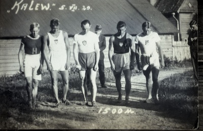 Spordiseltsi Harjutaja liikmed Tallinnas spordiseltsi Kalev väljakul Eesti kergejõustiku esivõistlustel  similar photo