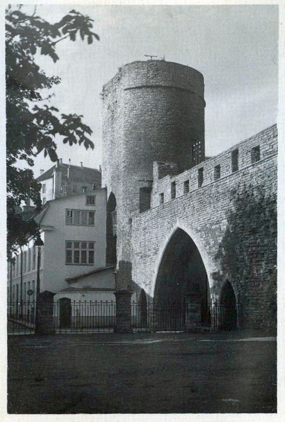 Tallinn, Köstritorn ja värav linnamüüris Kloostri tänava kohal.