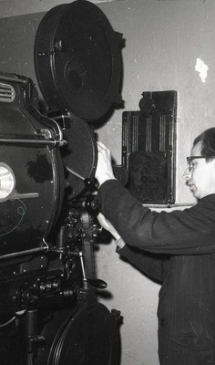 Kino Oktoober mehhaanik Koppel oma igapäevast tööd tegemas  similar photo