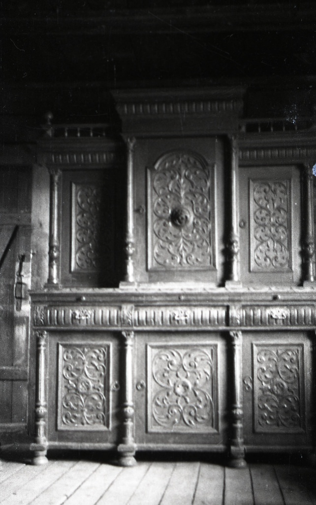 Nikerdustega riidekapp Saue-Putla külas