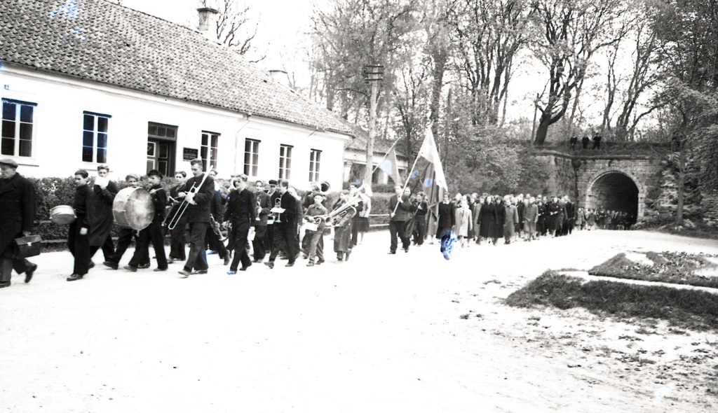 Õpilaspäeva rongkäik  Lossihoovis 1957. aasta maikuus