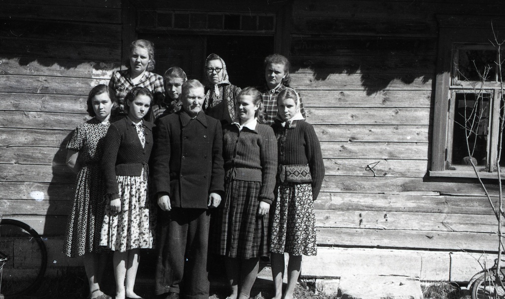 Kingissepa Mootor-kalapüügijaama püünistetsehh Nasval: grupp töötajaid tsehhi ees