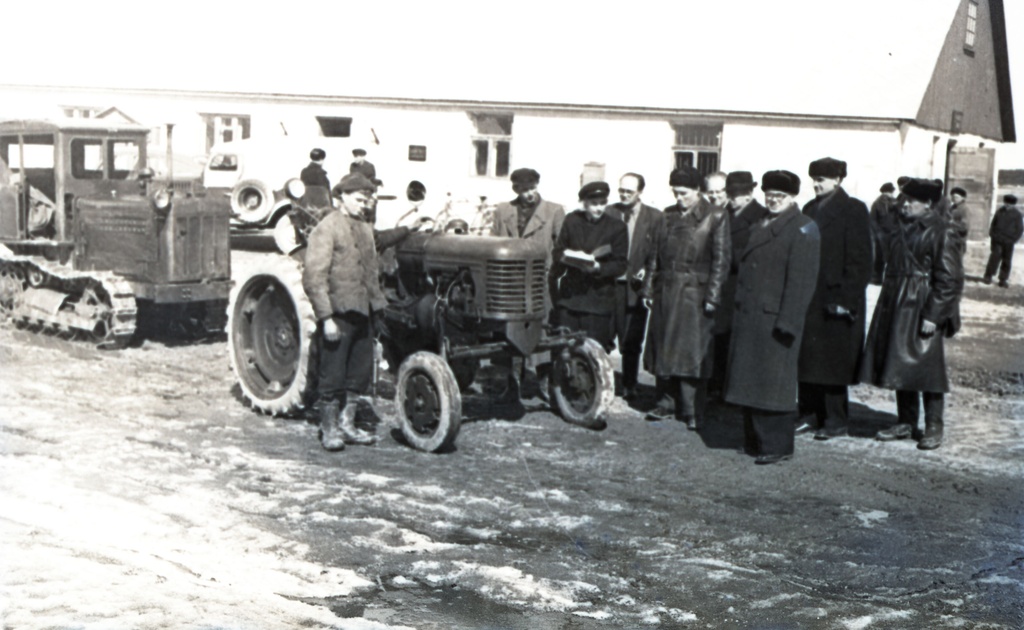 Saare MTJ: traktorite üleandmine kolhoosidele