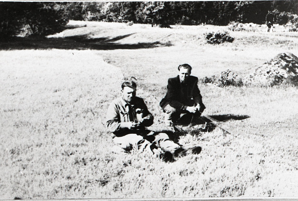 Põhjaranniku kolhoosi esimees kontrollib püünisteparandaja tööd