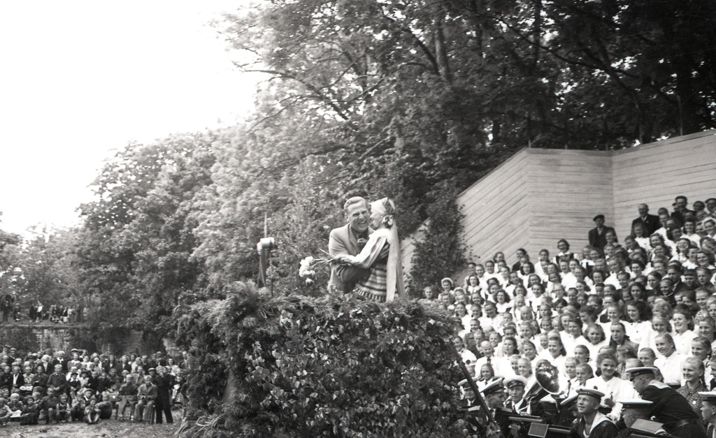 Kingissepa rajooni laulupidu 1955.aastal: lillede üleandmine Lembit Verlinile