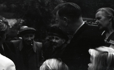 Saaremaa aianduspäev Karja-Pärsama katsepunktis: osavõtjad vestlemas Aleksander Siimoniga  similar photo