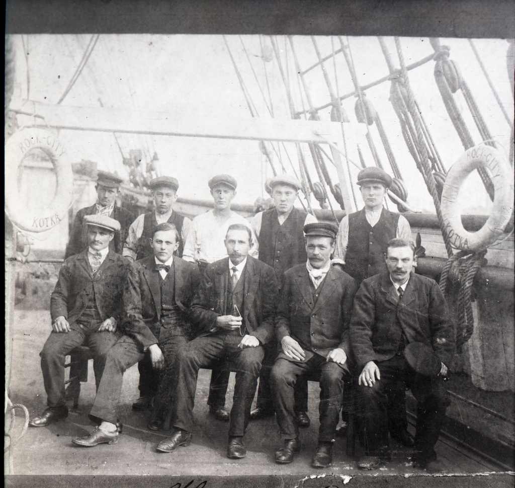 Laeva "Rock City" meeskond laeva pardal 1912.a. Keskel esimeses reas David Õige