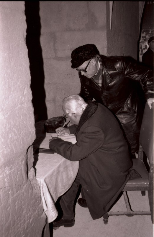 EKP Keskkomitee I sekretäri Karl Vaino külaskäik Kuressaare linnusesse 1985.a.: muuseumi külalisteraamatusse sissekannet tegemas.