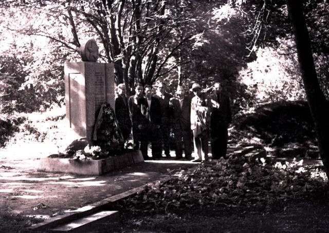 1941.aasta lahingutest osavõtjad Saaremaal 1960. aastal: mälestusmärgi juures Väikesel linnapeal