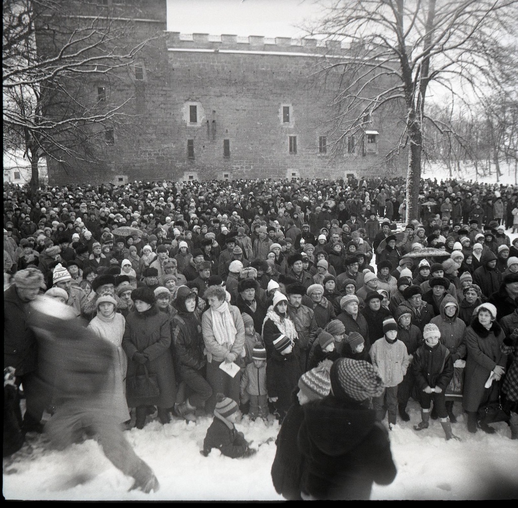 Rahvuslipu heiskamine Kuressaare linnuse kaitsetorni, pealtvaatajad