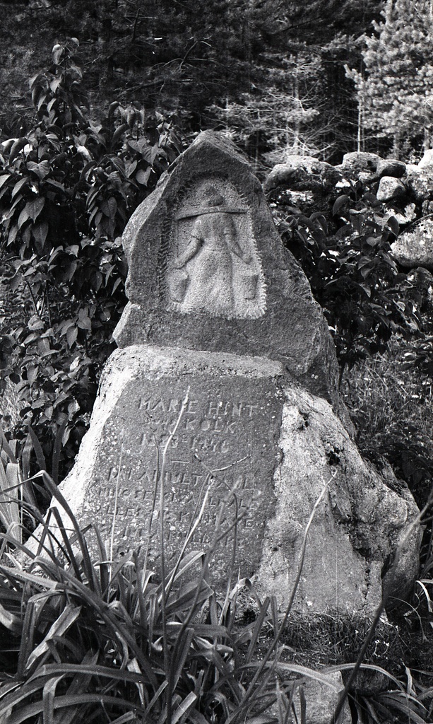 Hint, Marie haud Muhu kalmistul