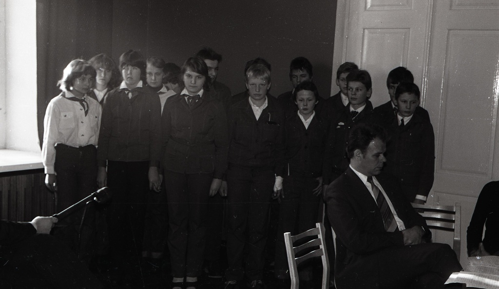Kahtla 8-klassilise kooli õpilased Joh. Aaviku lapsepõlve teemalist montaaži esitamas Johannes Aaviku mälestuspäeval Kingissepas 06.12.1980.a.