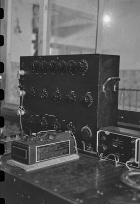 Tehas Eesti Kaabel. Kõrgepinge lülituspult koos dielektriliste kadude mõõtjaga. Saabus Kiievist mais 1953.  similar photo
