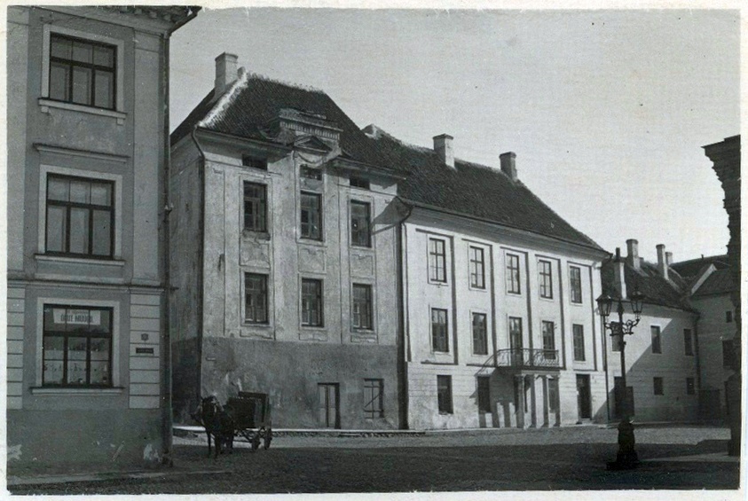 Tallinn, Toompea lossiplatsi põhjapoolne külg, majad nr. 3, 4 ja 5.