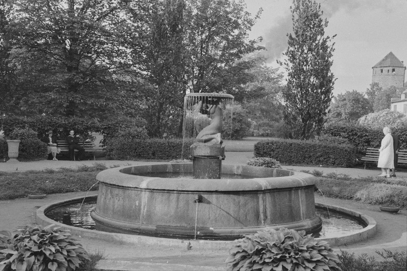 Tallinn, Tornide väljak, Juhan Raudsepa skulptuur "Naine vaagnaga"