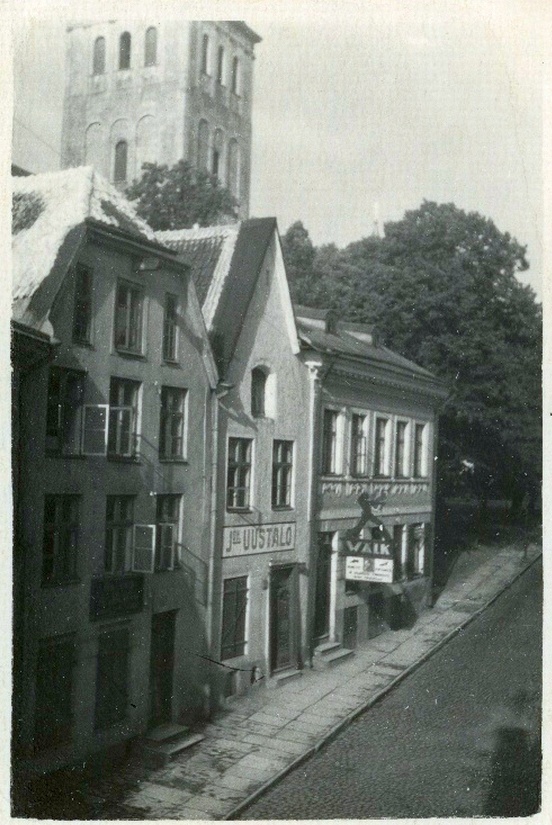 Tallinn, Niguliste tänav, vasakult majad nr. 9, 11 ja 13. Tagaplaanil Niguliste kirik.