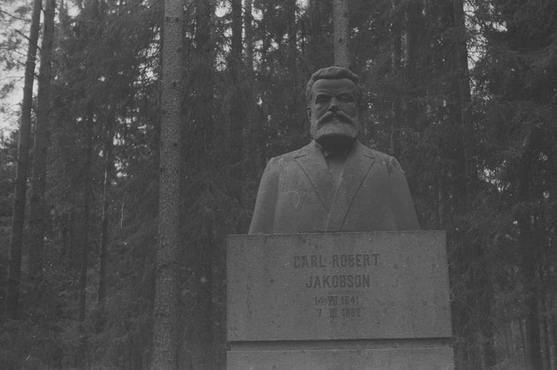 Carl Robert Jakobsoni hauasammas Vändra rajoonis.