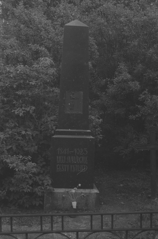 Lilli Suburgi hauasammas Vändras