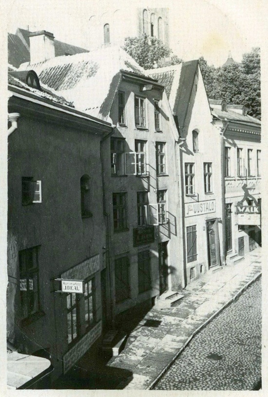 Tallinn, Niguliste tänav, vasakul majad nr. 7, 9, 11 ja 13.