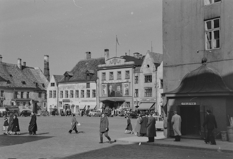 Töörahva püha 1. mail 1953. a-l. Vaade Raekoja platsile Mündi tänava suunas.