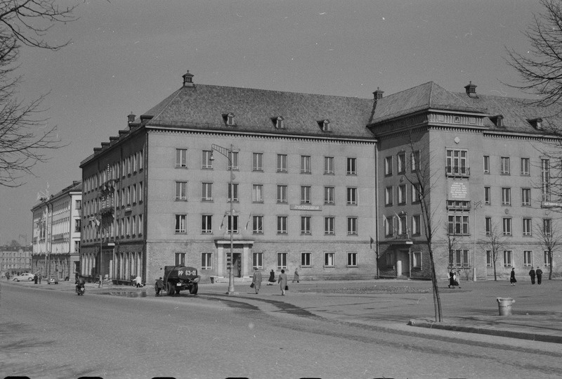 Töörahva püha 1. mail 1953. a-l. Dekoreeritud Eesti NSV Teaduste Akadeemia hoone Estonia pst.