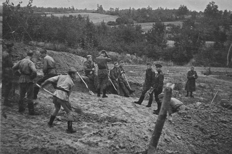 7. Eesti Laskurdiviis. Grupp sõjaväelasi välitöödel