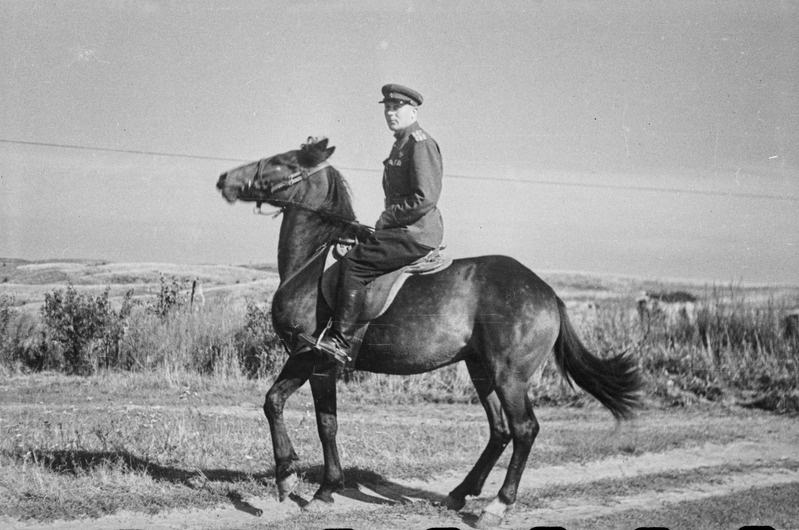 7. Eesti Laskurdiviis. Polkovnik K. Allikas ratsutamas. Allikas määrati 7. diviisi staabiülemaks