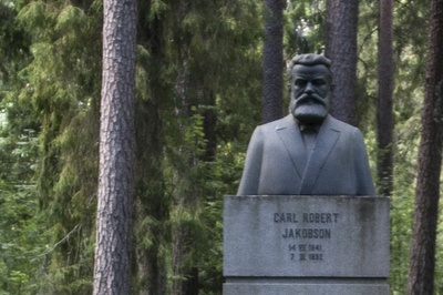 Carl Robert Jakobsoni hauasammas Vändra rajoonis. rephoto