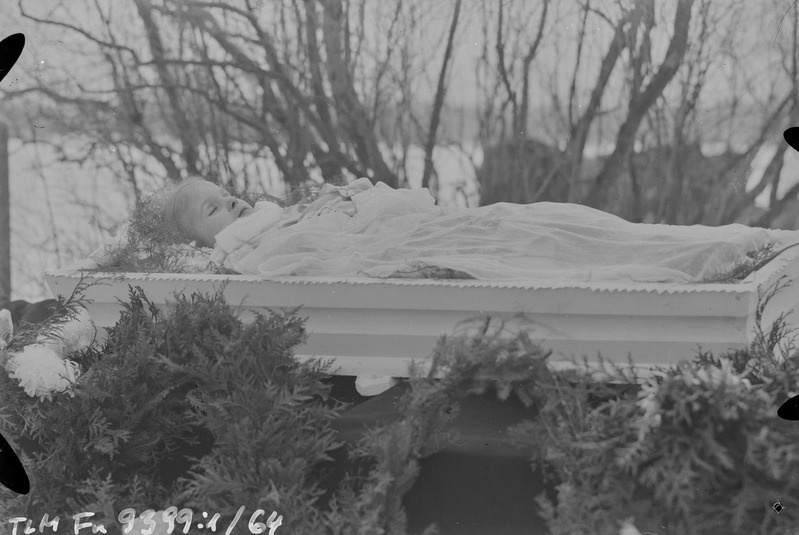 Tundmatu laps kirstus