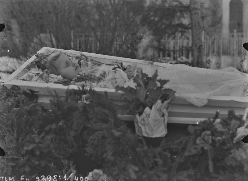 Tundmatu laps ehitud kirstus