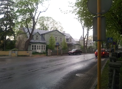Kuressaare. Pargi ja Veski tänava ristmik, taga pansionaat. rephoto