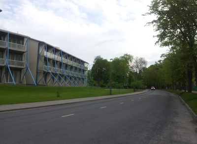 Kuressaare - Pargi tänav, esiplaanil Linna Mudasupelusasutus. rephoto