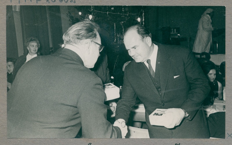 Tallinna Keskrajooni TÜ esmees autasustab viktoriini võitnud meeskonda