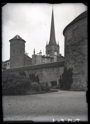 Tallinn, vaade Oleviste kirikule Rannavärava mäelt, vasakul Stolting, paremal Paks Margareta.  duplicate photo