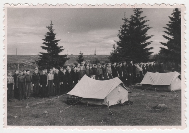 Noortuletõrjujate I vabariiklik õppelaager Kohtla-Järve rajoonis, õpilaste rivistus telkide juures