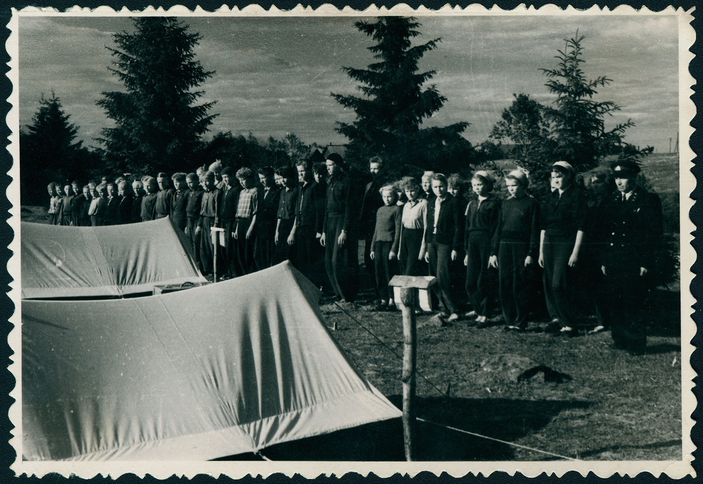 Noortuletõrjujate I vabariiklik õppelaager Kohtla-Järve rajoonis, õpilaste rivistus telkide juures