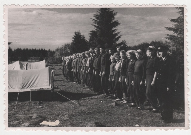 Noortuletõrjujate I vabariiklik õppelaager Kohtla-Järve rajoonis, rivistus telkide juures