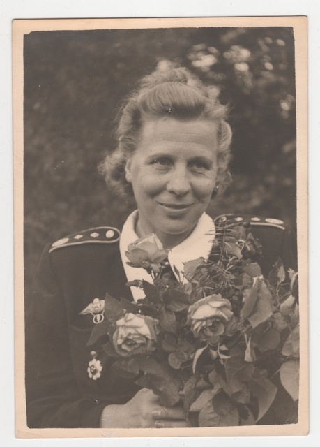 Tuletõrjevormis Erna Laufenberg lilledega