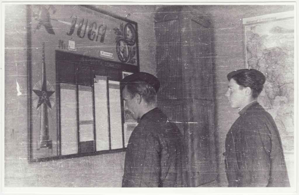 III tuletõrjekomando tõrjujad punanurgas seinalehte lugemas