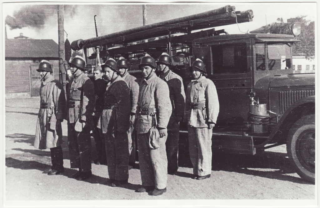 III tuletõrjekomando vahtkonna rivi auto juures