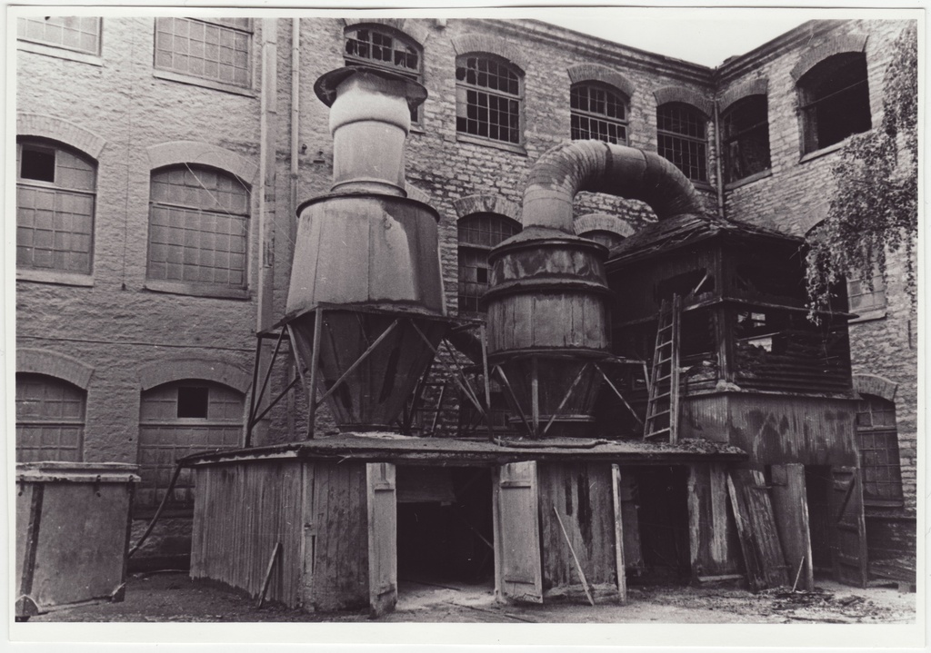 Tallinna Vineeri ja Mööblivabriku jäätmete punker pärast tulekahju