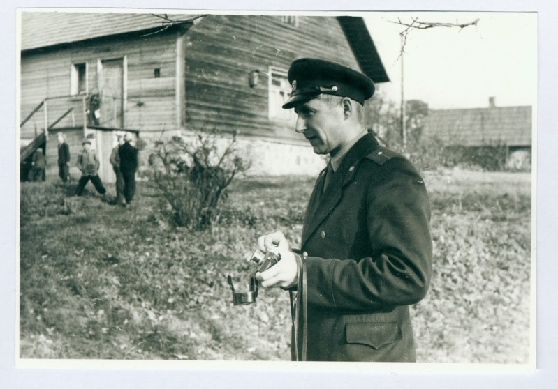 Tuletõrje Valitsuse agitatsioonigrupi inspektor Palamuse vana koolimaja juures 1959