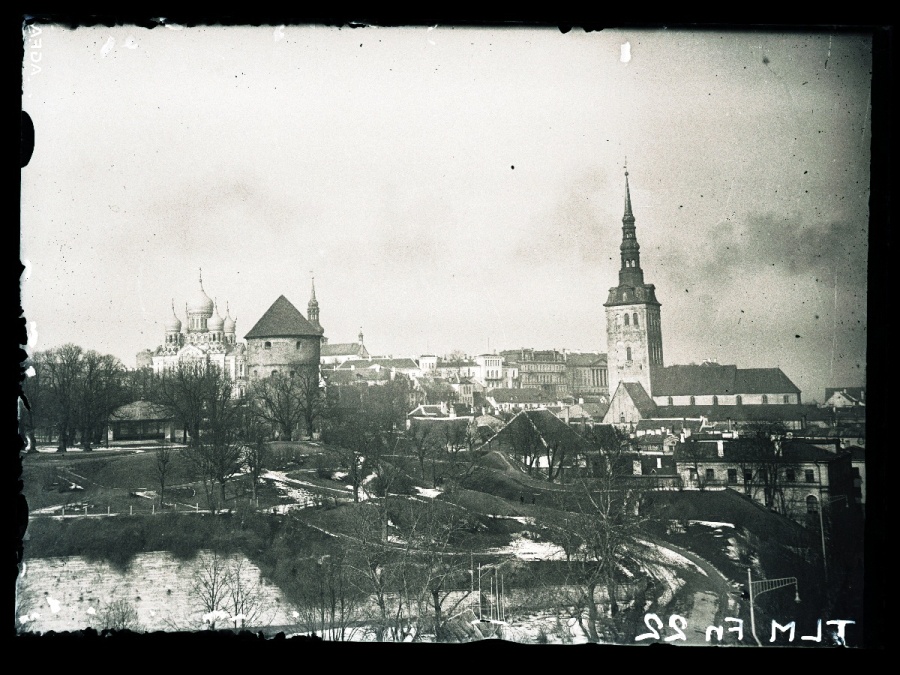 Tallinn, vaade Toompeale lõunast, esiplaanil Harju mägi.