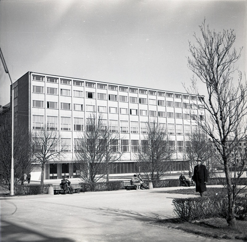 Teaduste Akadeemia (TA) Raamatukogu hoone. Arhitektid Uno Tölpus, Paul Madalik