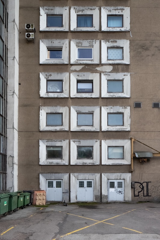 Projekteerijate Maja, Rävala pst 8, Tallinn. Hoovipoolne fassaad, detail. Arhitektid Peep Jänes, Mart Port, Roman Urb, Arvo Niineväli