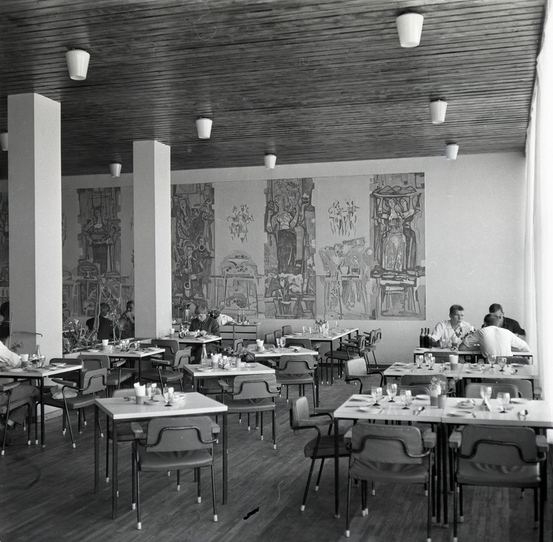 Tartu kaubamaja, restoran Tarvas. Interjöör, seinal sgrafiito, autor Elmar Kits